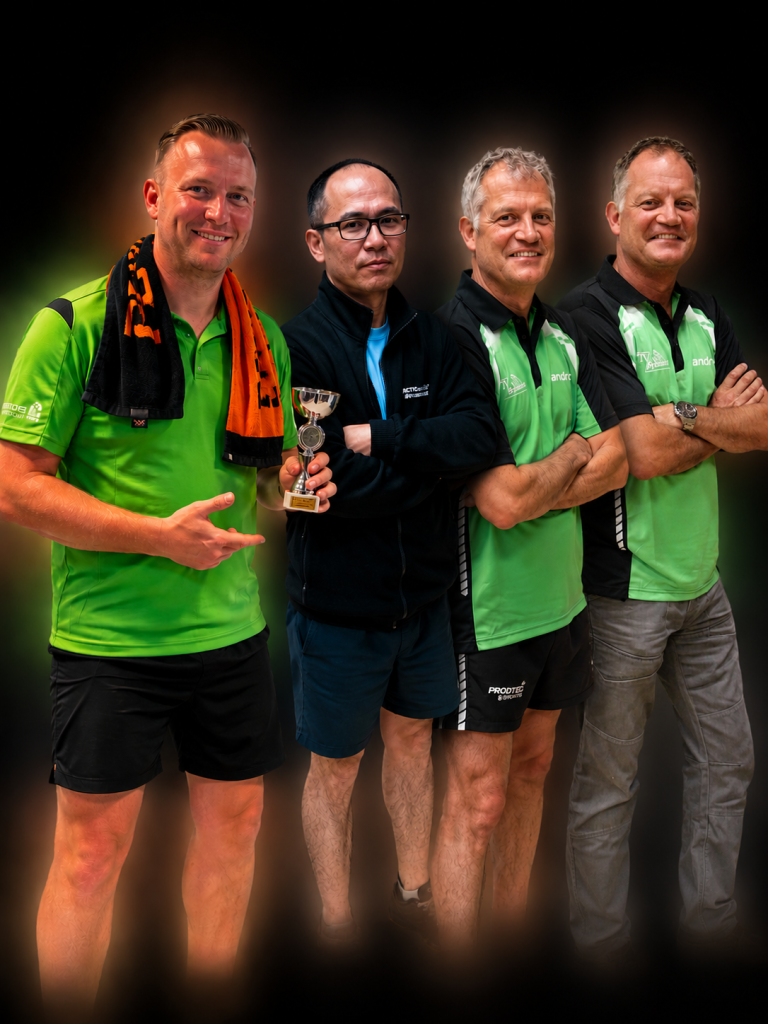 Duoteam 1 najaarscompetitie 2026, vier spelers voor een donkere achtergrond