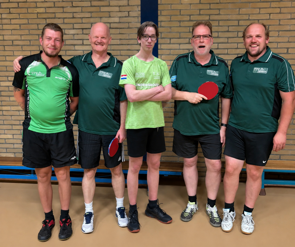 Team 1 senioren najaarscompetitie 2026, vijf spelers in groen clubshirt