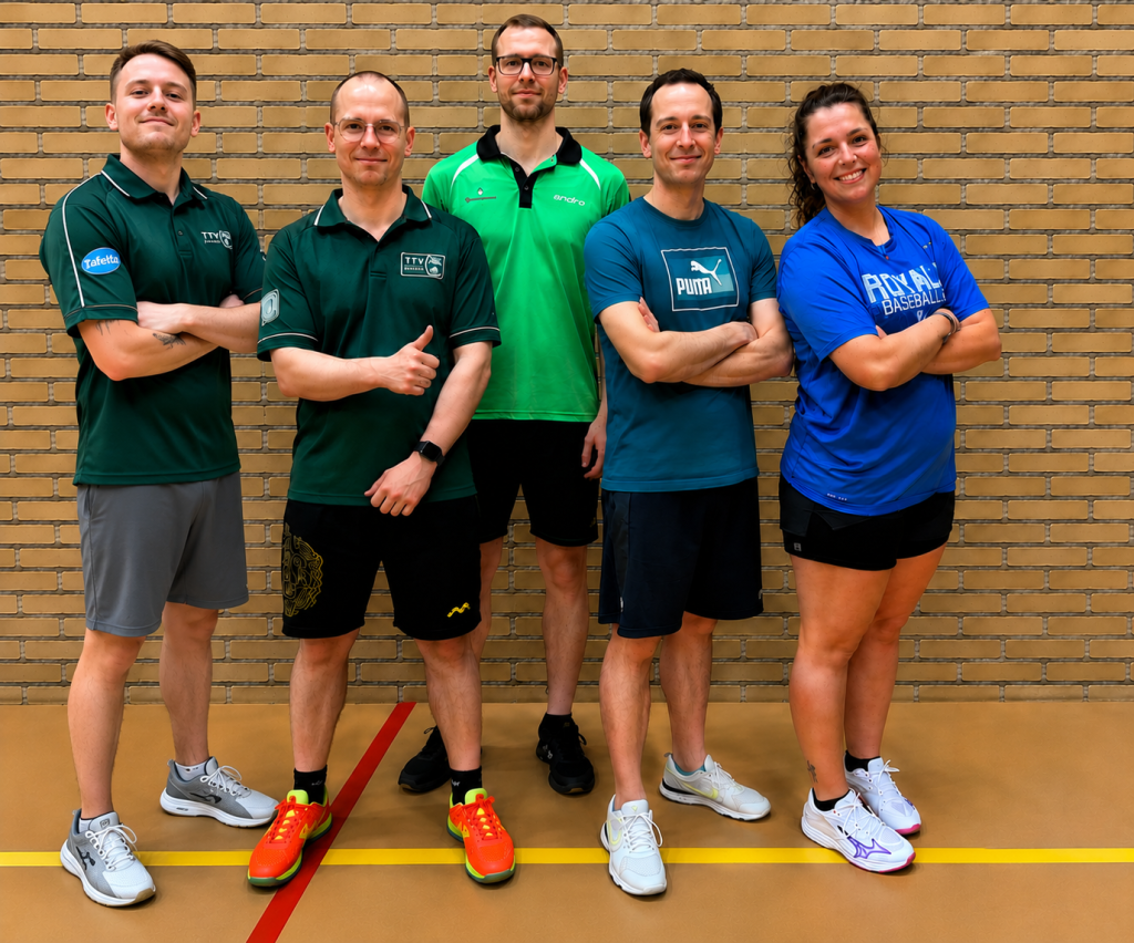 Team 4 senioren najaarscompetitie 2026, vijf spelers met armen over elkaar