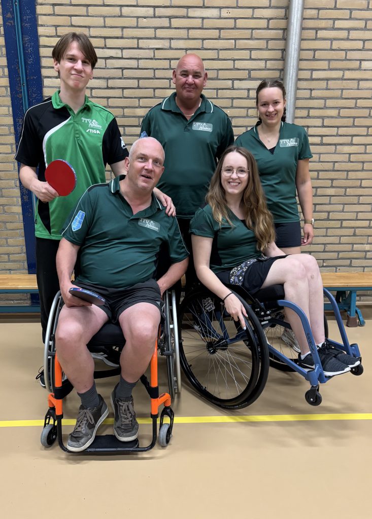 Duoteam 5 van TTV Papendrecht, twee spelers in rolstoel en vier staande spelers in clubshirt